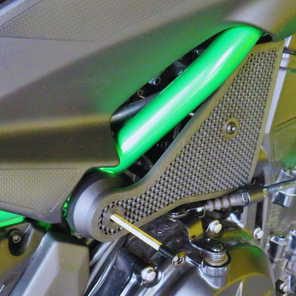 Ridex Motor Cladding sur le côté de Kawasaki Z650 - Kokox Design